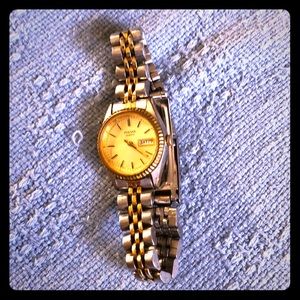 Pulsar day/date bracelet watch.